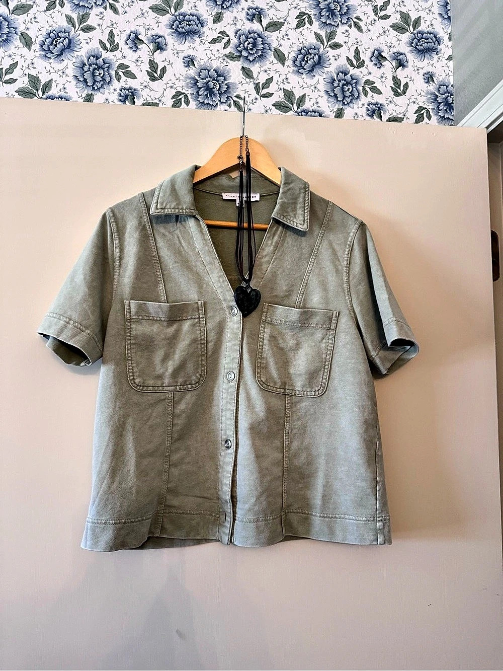 JANE+DELANCE Short Sleeve Button Down in Green Size Medium